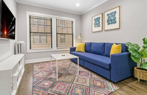 Lakeview Apartment | 1BR Stylishly Furnished Apt in Lakeview
