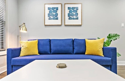 Lakeview Apartment | 1BR Stylishly Furnished Apt in Lakeview