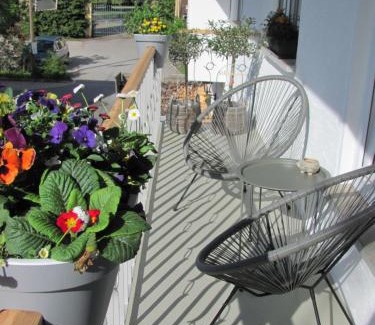 Unterallgau Apartment | #1Gemütliches ruhiges sonniges Balkonzimmer mit Gemeinschaftsbad W-Lan Airport nah Late Night Check in Haus Nr 9,5