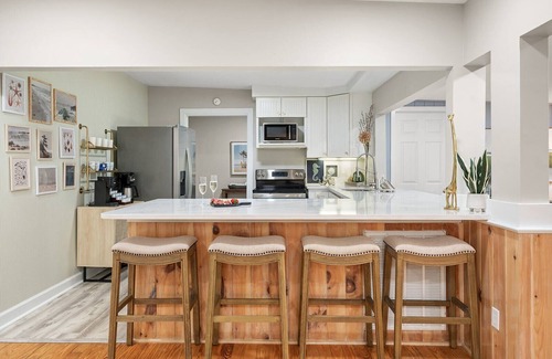 Pawleys Island House | 1mi to Beach! 3mi to Golf! Pool~Hot Tub~Free Golf Cart~Putting Green~Marsh Views