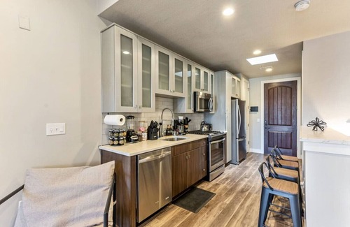 Downtown Salt Lake City Apartment | 1min Delta Salt Palace King Bed Gym Parking
