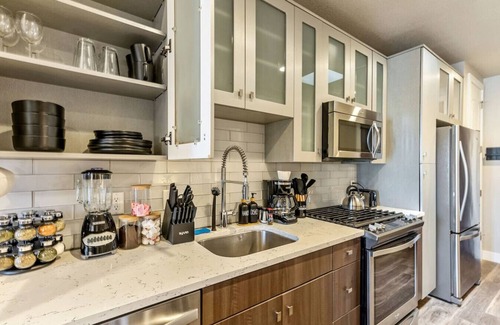 Downtown Salt Lake City Apartment | 1min Delta Salt Palace King Bed Gym Parking