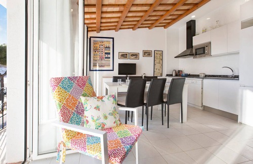 Llafranc Apartment | 1PAQ01 - Beautiful apartment in an idyllic location on the sea front opposite Llafranc beach with stunning sea views! Near restaurants, supermarkets and pharmacies.