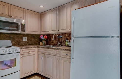 Ocean Grove Apartment | 1st Beach Block Luxury Gr. Floor Duplex - 3 houses from the Beach!