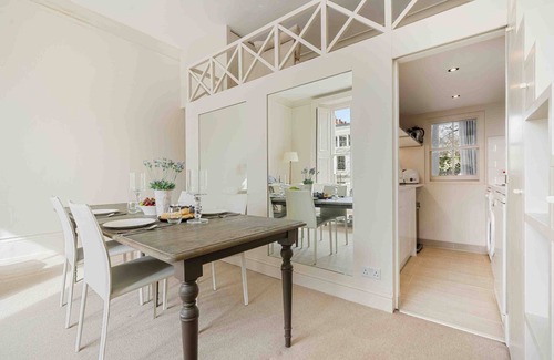 Campden Apartment | 1st class, 1st floor Kensington apt with Mezzanine