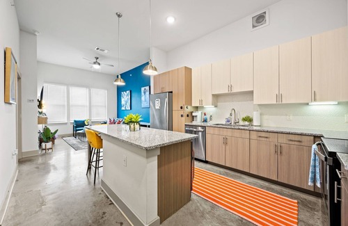 Fort Worth Apartment | 1st Floor Apt- 2min to TCU + King Bed + Pool + Gym + Parking