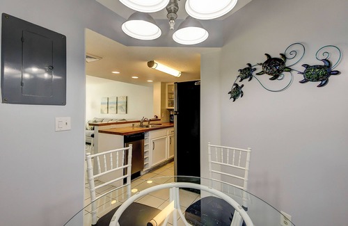 Isle of Palms Condo | 1st-floor condo with beach access, patio, & outdoor pool - snowbirds welcome