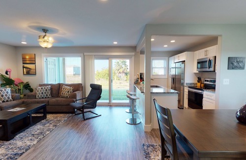 Port Aransas Condo | 1st Floor, Shared Pool, Hot Tub, Near Marina, Golf Cart Included, Pet Friendly