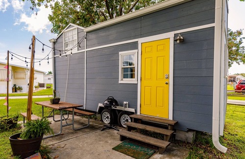Iona Cottage | 1st Tiny House! Minutes from SANIBEL and Fort Myers Beach