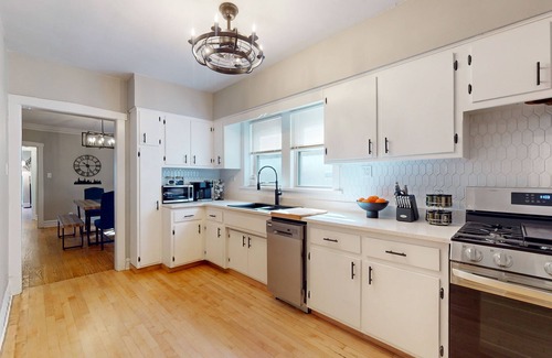 Oak Park House | 2/1 APT with parking for two in the Frank Lloyd Wright Historic District
