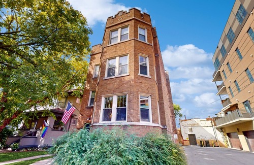 Oak Park House | 2/1 APT with parking for two in the Frank Lloyd Wright Historic District