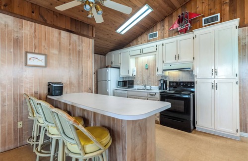Dauphin Island House | 2/2 Pet-friendly Bayside Retreat - Happy Lee Ever After