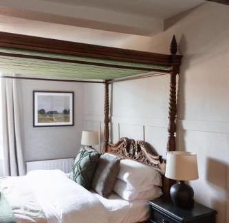 Much Wenlock Hotel | #2 - 4 Poster Bed at The Raven Aparthotel by PureStay
