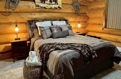 Nenana Cabin | 2,500 sqft Log Lodge — a retreat between Denali and Fairbanks