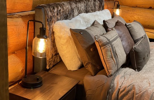 Nenana Cabin | 2,500 sqft Log Lodge — a retreat between Denali and Fairbanks