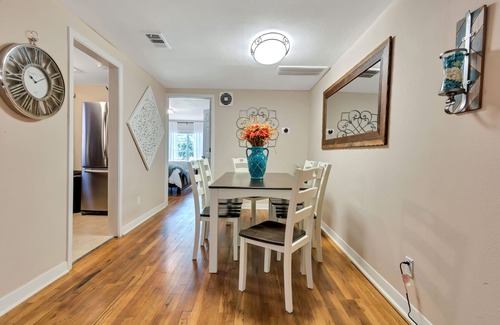 Boulevard Oaks Apartment | 2.6 miles to Med Center☀Washer & Dryer ☀King Bed☀Netflix☀4KTV☀