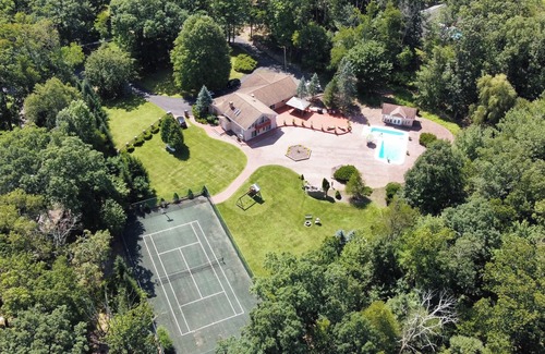 East Stroudsburg House | ☀️ 2 ACRE POCONO HOUSE WITH PRIVATE POOL TENNIS COURT HUGE BACKYARD PATIO ☀️