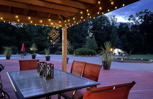 East Stroudsburg House | ☀️ 2 ACRE POCONO HOUSE WITH PRIVATE POOL TENNIS COURT HUGE BACKYARD PATIO ☀️