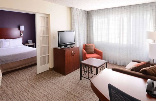 North Dallas Apartment | 2 Affordable Units Near The Dallas World Aquarium and NorthPark Center! Parking