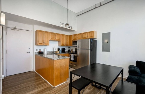 Downtown Cleveland Apartment | 2 bath| Prkg+Gym+Sauna|Playhouse SQ|+30 Day