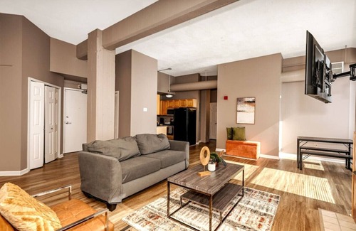 Downtown Cleveland Apartment | 2 bath| Prkg+Gym+Sauna | Perk Plaza |+30 Day
