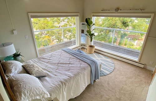 Cordova Bay Apartment | 2 Bdr with Ocean views & 200m from sandy Cordova Bay Beaches.