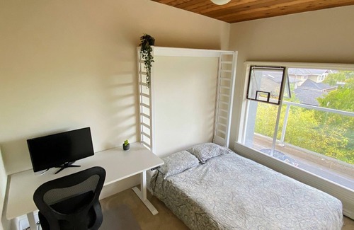 Cordova Bay Apartment | 2 Bdr with Ocean views & 200m from sandy Cordova Bay Beaches.