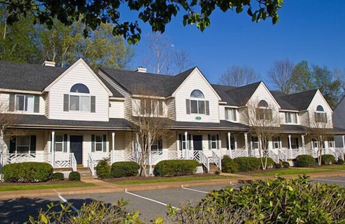 Berkeley Condo | 2 BDRM~ BUSCH GARDENS 8 MILES, COLONIAL WMSBRG 6 MILES TO, INDOOR/OUTDOOR POOLS!