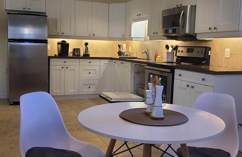 Richmond Hill House | 2 bdrm, kitchen, laundry, weekly - monthly discount