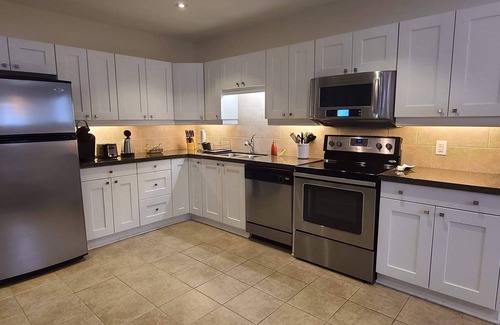 Richmond Hill House | 2 bdrm, kitchen, laundry, weekly - monthly discount