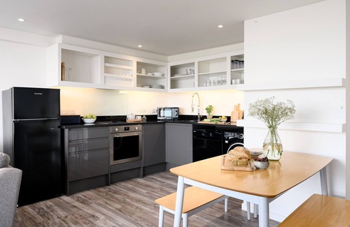 Crantock Apartment | 2 Beachview - apartment in Crantock sleeps 4 guests in 2 bedrooms