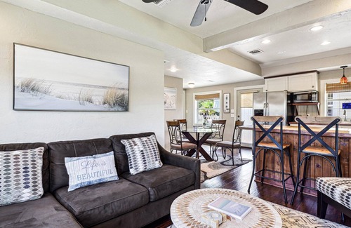 Aransas Pass House | 2 bed 1 bath, huge yard, screened porch with ceiling fans, near the boat ramp