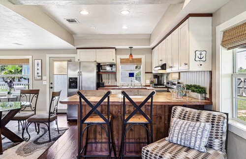 Aransas Pass House | 2 bed 1 bath, huge yard, screened porch with ceiling fans, near the boat ramp