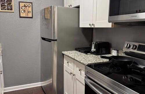 Greater Heights Apartment | 2 Bed 1 Bath Private Apartment with 1King 1 Queen in Houston Heights