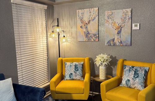 Greater Heights Apartment | 2 Bed 1 Bath Private Apartment with 1King 1 Queen in Houston Heights