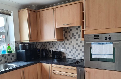 Swindon Apartment | 2 Bed 2 Bath, Central Old Town w/Parking, Sleeps 5