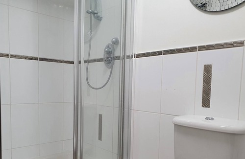 Swindon Apartment | 2 Bed 2 Bath, Central Old Town w/Parking, Sleeps 5