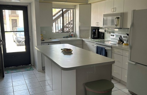 Sarasota Condo | 2 Bed/2 Bath Condo less than 1 mile from Beautiful Siesta Key Beach