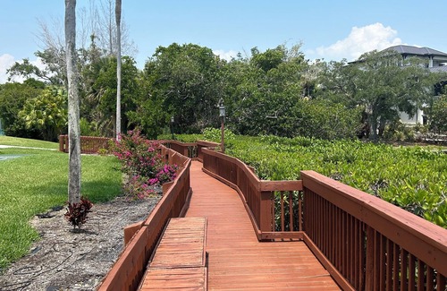 Sarasota Condo | 2 Bed/2 Bath Condo less than 1 mile from Beautiful Siesta Key Beach