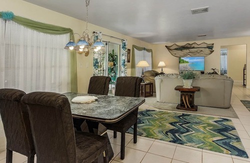 Pine Island Center House | 2 bed 2 bath in Bokeelia! Double lot, space to park your boat!