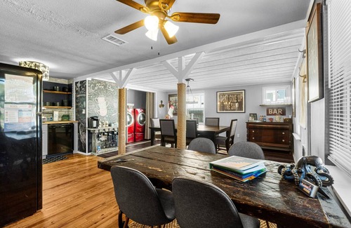 El Centro Beach House | 2 bed 2 bath Flamingo Retreat! Spacious yard!