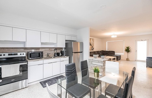 Sunny Isles Beach Ski Chalet | 2 bed 2 bath Beach 1 min walk SEPT Book 3 Nights Pay 2