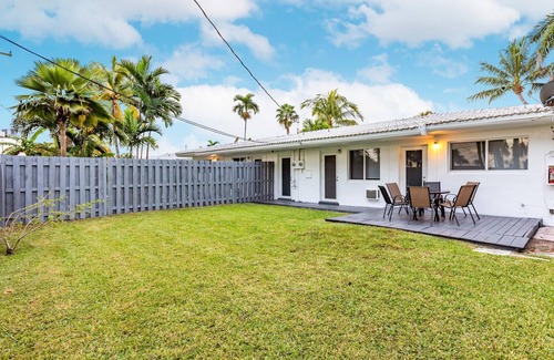 Sunny Isles Beach Ski Chalet | 2 bed 2 bath Beach 1 min walk SEPT Book 3 Nights Pay 2