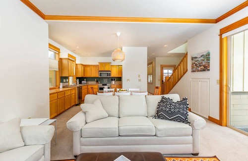 Redmond House | 2 Bed/2 Bath, Walk to Pool, Game Room