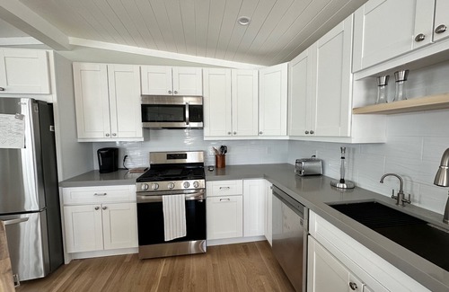 Cardiff-by-the-Sea Apartment | 2 bed 2 bath walk to the beach open July20-Aug19