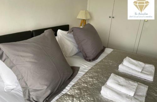 Brighton Apartment | 2 Bed Apartment-5 Guests - Business-Relocation-Parking - The Brighton Short Stay & serviced Apartments
