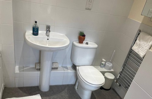 Hatfield Apartment | 2 Bed Apt Near Hatfield Station w/ Free Parking