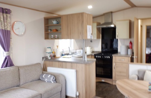 Colchester Cabin | 2 Bed Caravan - Sleeps 6 - Pets - Pool - Wifi