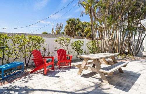 Englewood Villa | 2 Bed Cottage Walk to Beach, Bikes, Kayaks, Beach Gear, Fishing