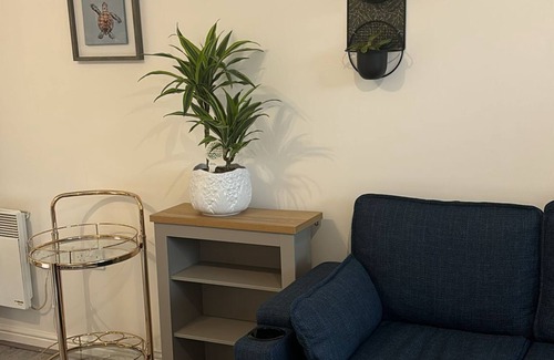 Langley Marish Apartment | 2 bed (ensuite) garden apartment gated, close to Langley, Heathrow , Windsor